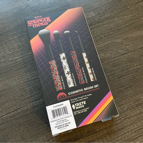 🖤♥️ STRANGER THINGS COSMETIC BRISH SET ♥️🖤 - Picture 3 of 3